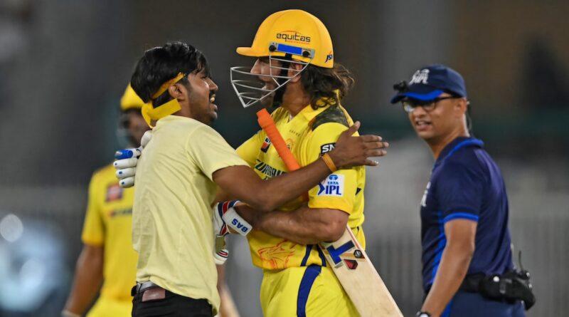 ms dhoni with a pitch invader in ahmedabad 290814164 16x9 0